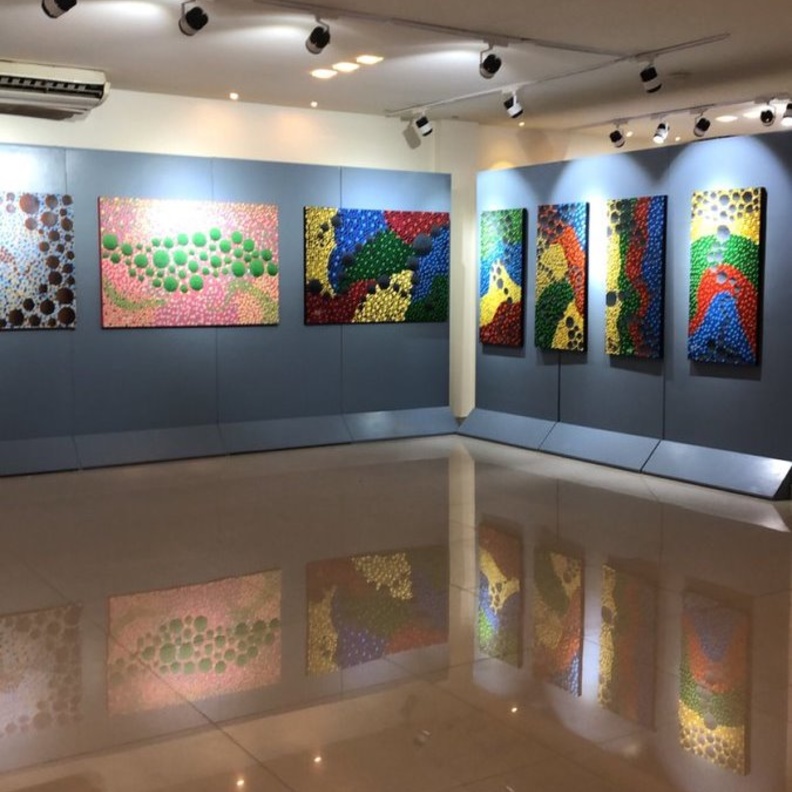 التشكيلية منى الشيخ تفتتح معضها الشخصي الأول فتنة القمر