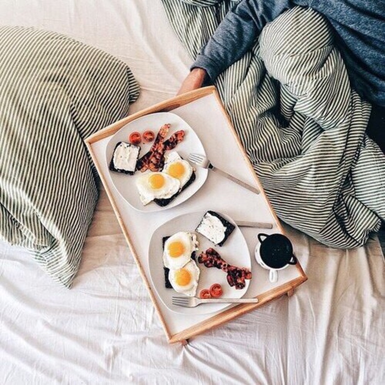 إبدئي يومك مع وجبة إفطار تعتمد على البروتين مثل البيض والخبز المحمص