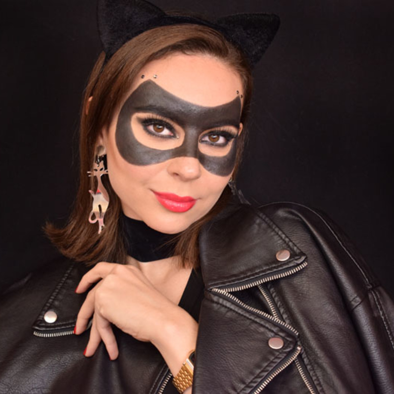 أجذبي الأنظار بقناع "المرأة القطّة" بيوم الهالوين مع  مستحضرات BROW من Benefit