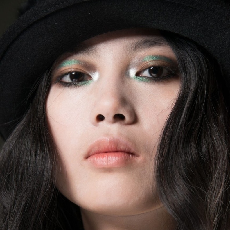 مكياج طبيعي مع إضاءة الزوايا الداخلية للعينين من Fendi