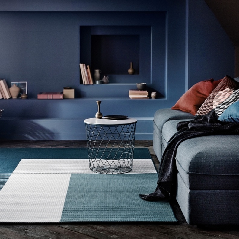  ألوان الأزرق الدافئة مع سلة القش لديكور غرفة معيشة خريفية ودافئة