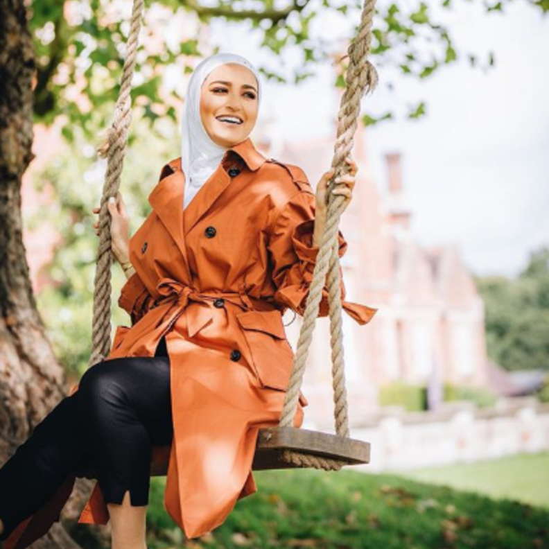 لون هادئ وناعم جدّاً للأيام الخريفية. لفتنا الحذاء الذي اعتمدته دلاليد من ديور