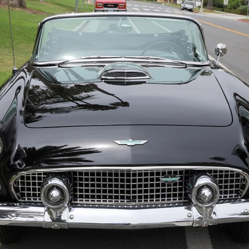 سيارة أسطورة هوليوود "مارلين مونرو" 