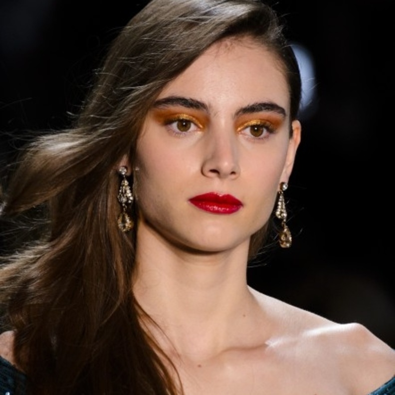 تسريحات شعر جانبية ومجعدة مع الغرة من Anna Sui