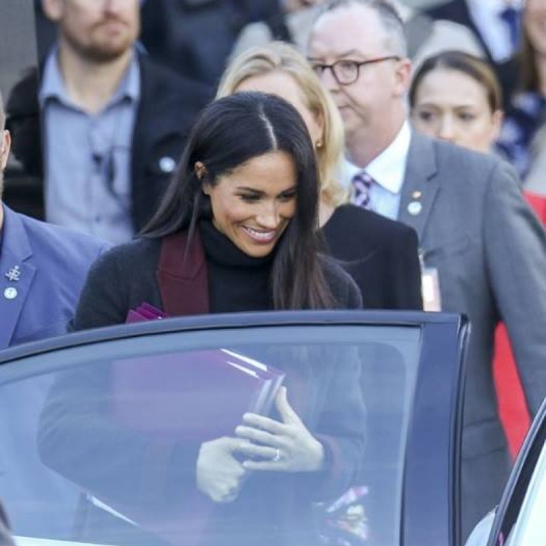 ميغان ماركل تخفي حملها عن الأعين في جولتها الملكية باستراليا مع الأمير هاري