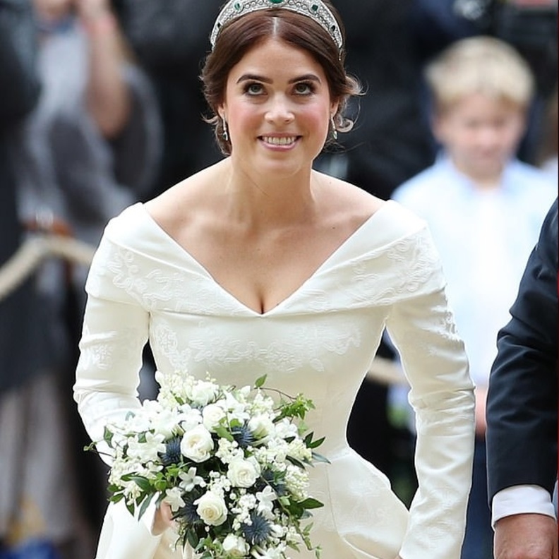 تقليد وضع العرائس الملكيات باقات الزهور أمام قبر الجندي المجهول