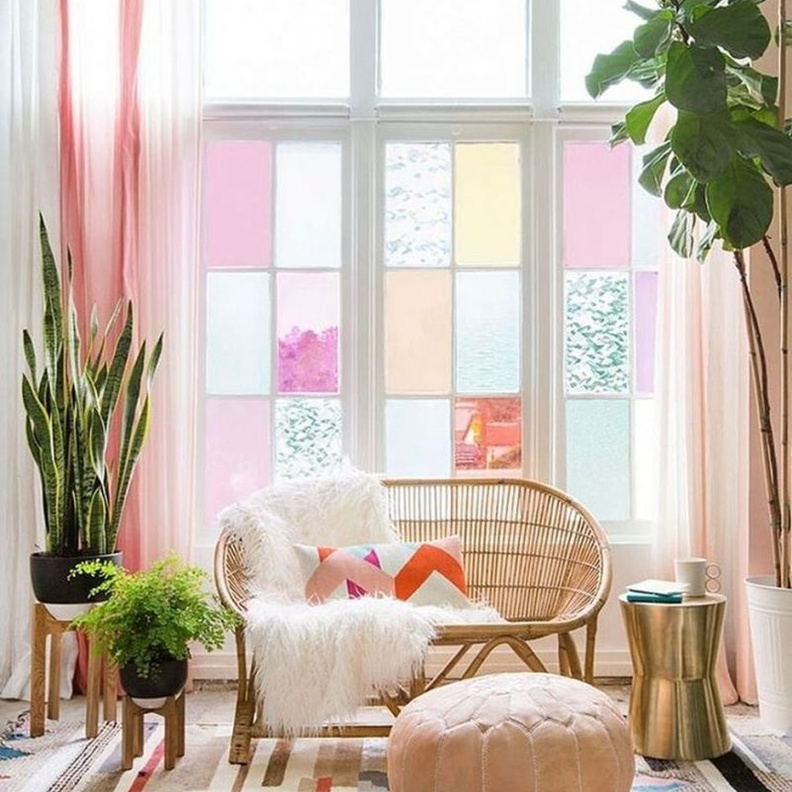 ديكورات غرفة معيشة بجمال الزهري الباستيل