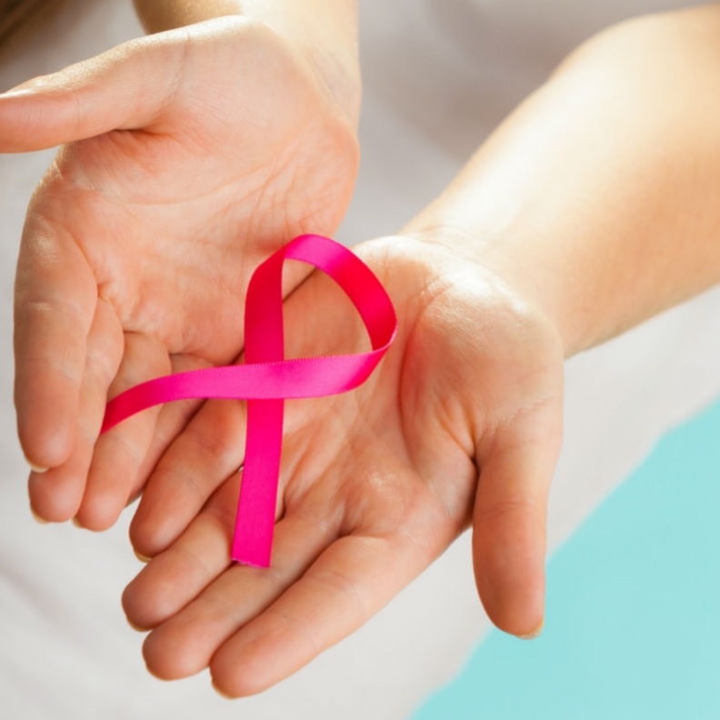 تشخيص سرطان الثدي مبكرا يساهم في الشفاء منه.