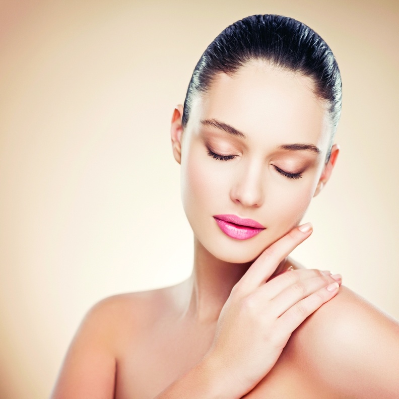 يقوم الحليب بحامية البشرة من أشعة الشمس الضارة