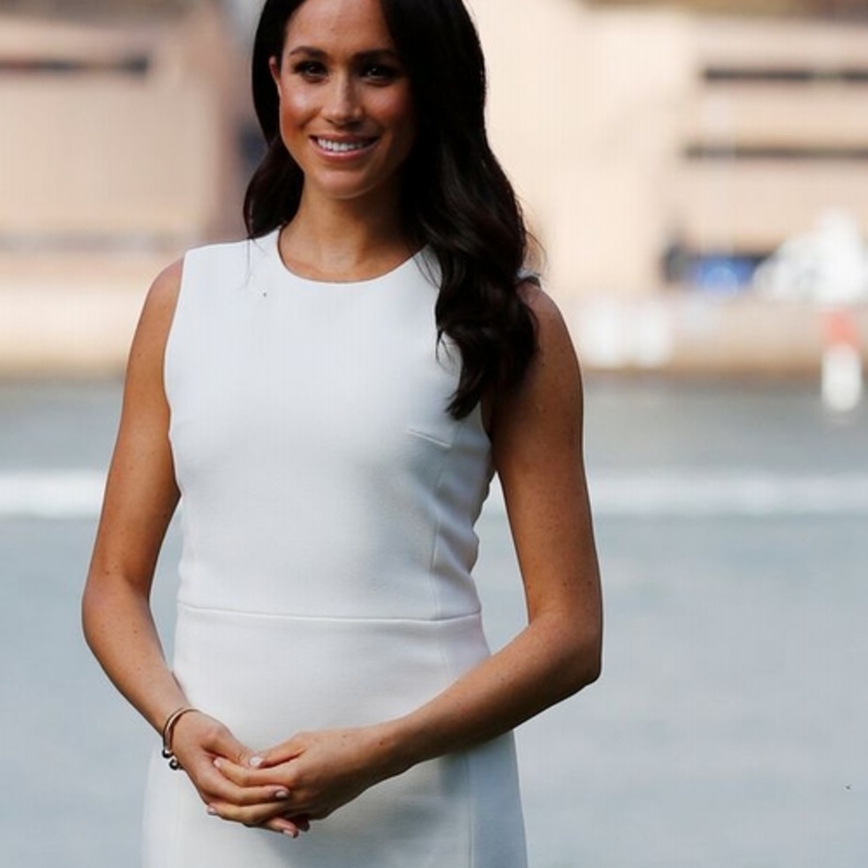  نسّقت مع الفستان معطفاً طويلاً باللون البيج وحذاء من مجموعة ستوارت وايتزمان