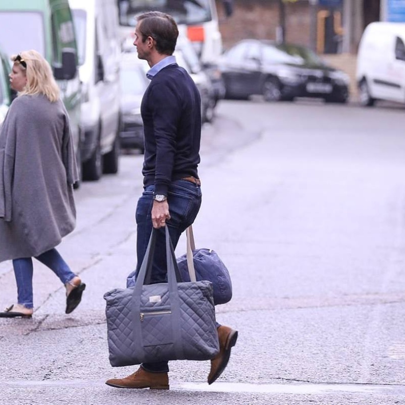 جايمز ماثيوز زوج بيبا ميدلتون يصل إلى مستشفى الولادة وهو يحمل حاجيات الأم والمولود المنتظر