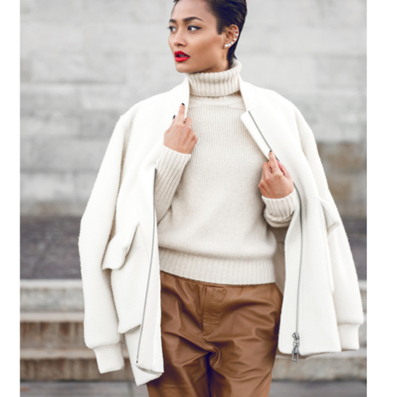 بلايز ياقة عالية بألوان حيوية لاطلالات هذا الموسم