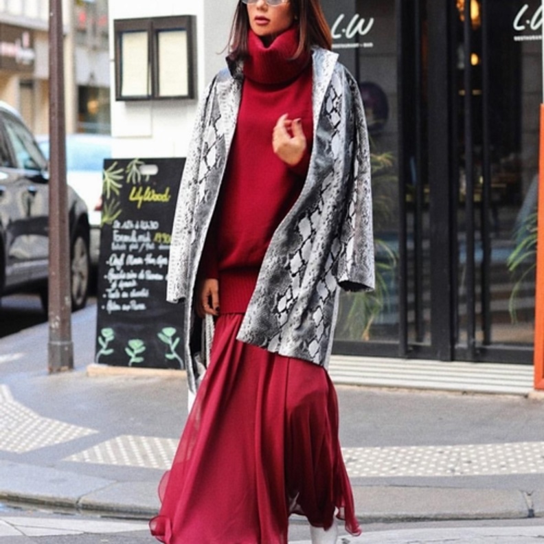 العنود بدر تألقت ببنطلون واسع ومنسّق مع التوب الصفراء التي تصل الى حدود الخصر