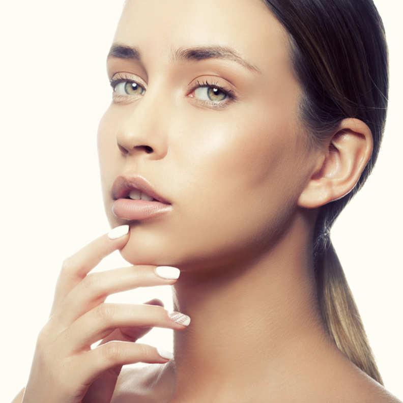 ترطيب الشفاه خطوة ضرورية بشكل يومي