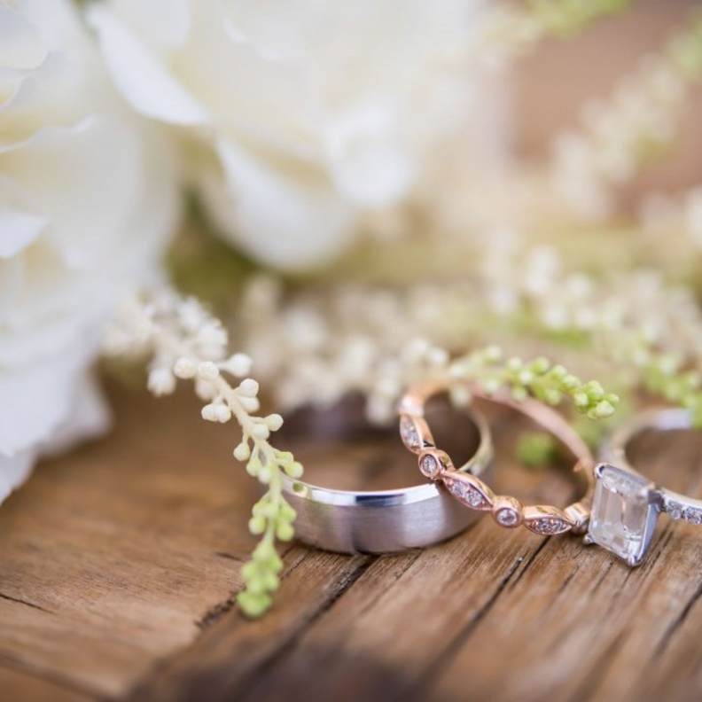 عقد الزواج باستخدام الـ آي باد توفيرا للوقت والجهد