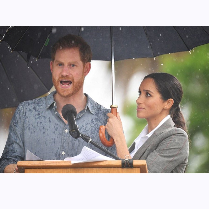 صورة تحمل معاني الحب حيث حملت ميغان ماركل المظلة لتجنب هاري تبلله بالأمطار خلال زيارتهما لأستراليا