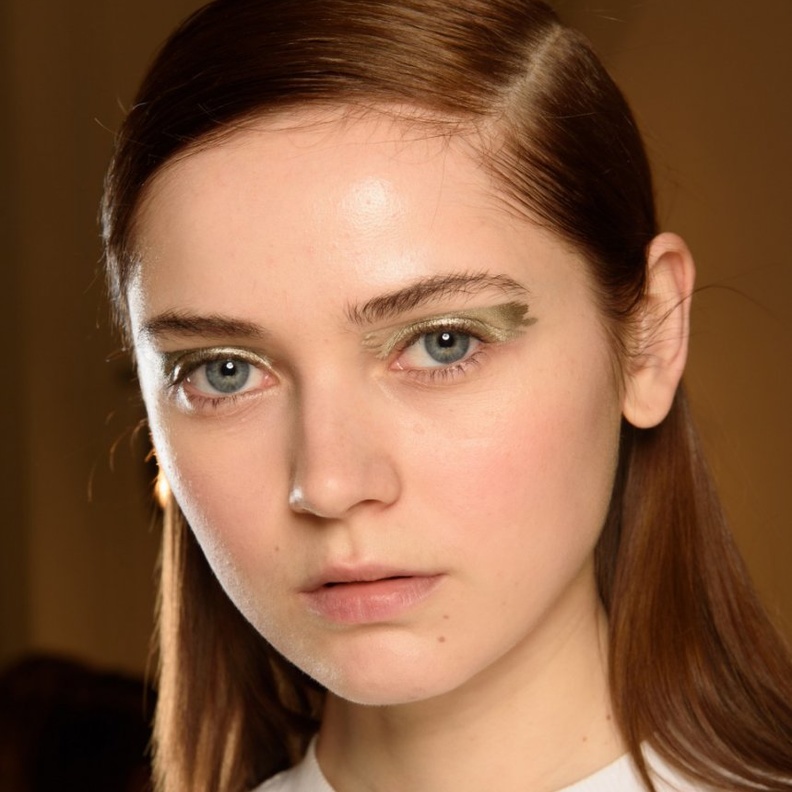  مكياج عيون براق بتدرجات فضية من Delpozo