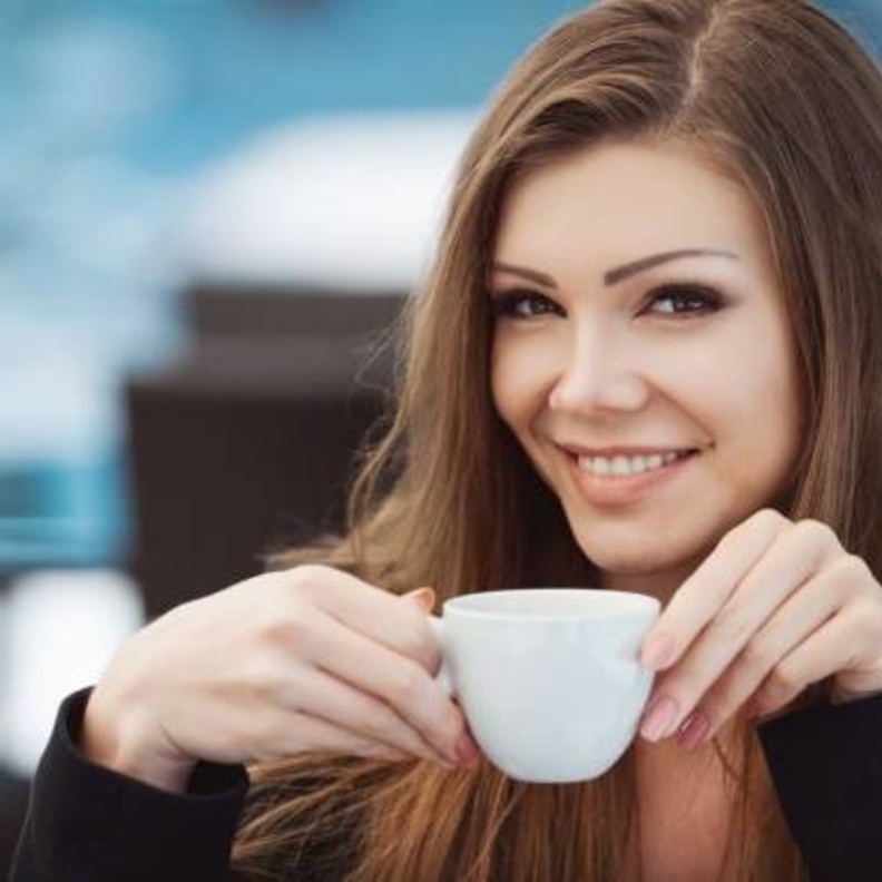 شرب القهوة في الصباح الباكر يضر الجسم