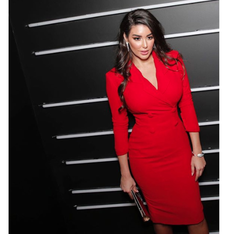 ياسمين صبري في فستان أبيض من الدانتيل