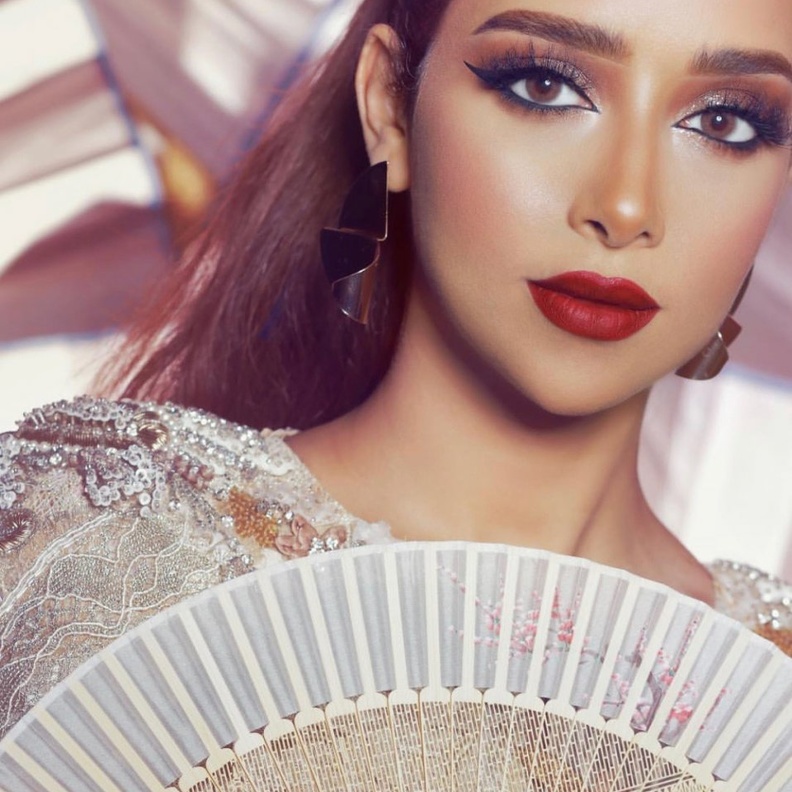 مكياج كلاسيكي جذاب للغاية