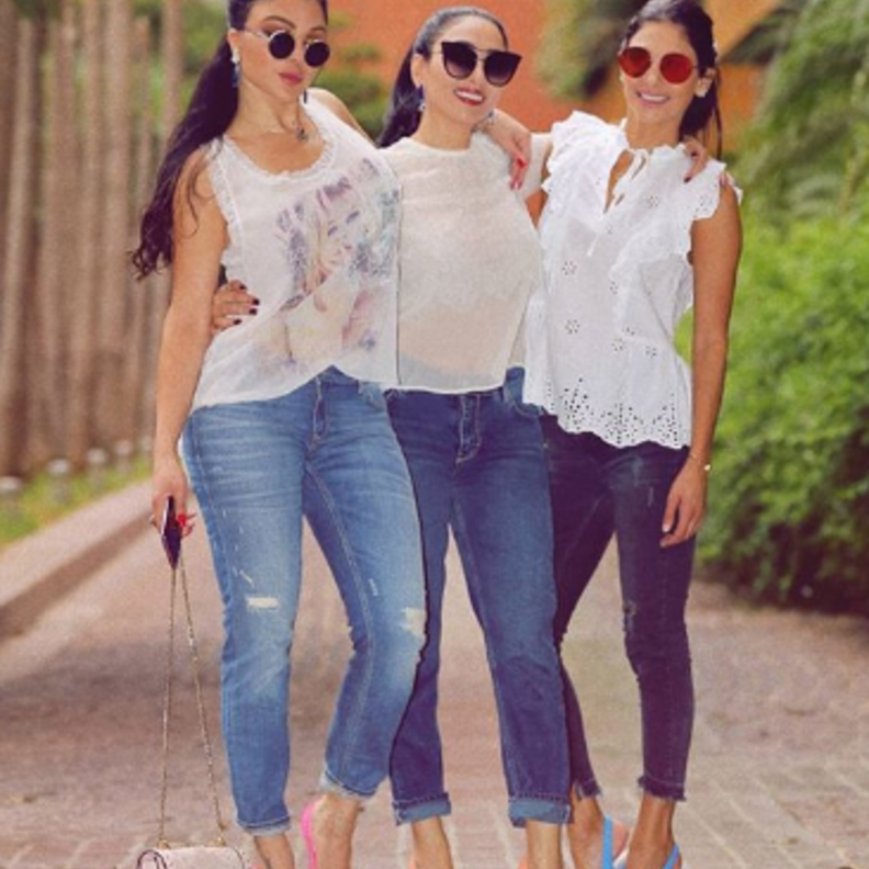 صورة عفوية للأخوات