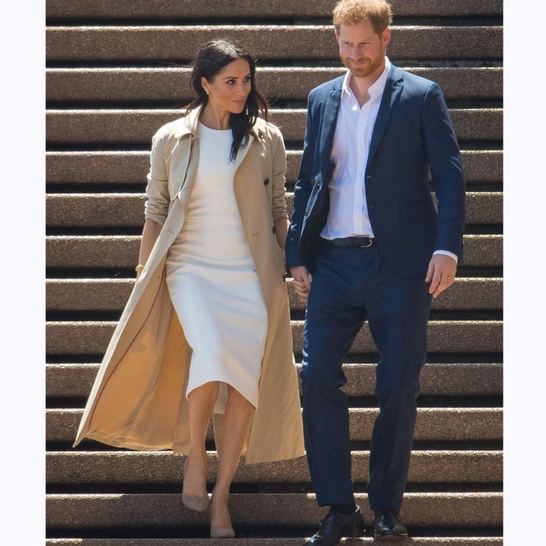 ميغان ماركل تكسر البروتكول الملكي وتلتقط صور مع شبيهتها