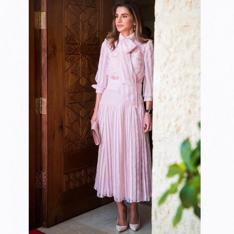 الملكة رانيا ترتدي التصميم الفاتح بتدرجات الباستيل الساحرة واللماعة