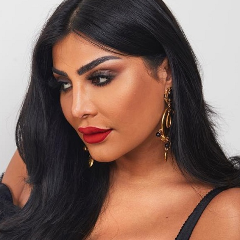 أمل العوضي تخلت عن شعرها الطويل