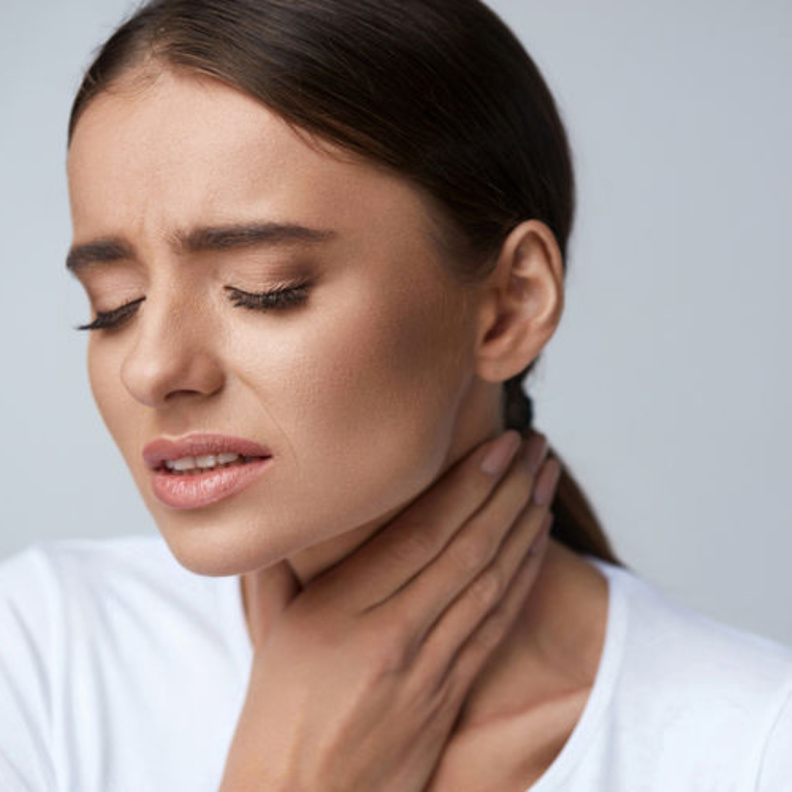 التهاب اللوز الفيروسي و البكتيري يسببان ألم في الحلق