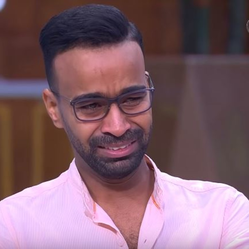 محمود الليثي يبكي في برنامج معكم 