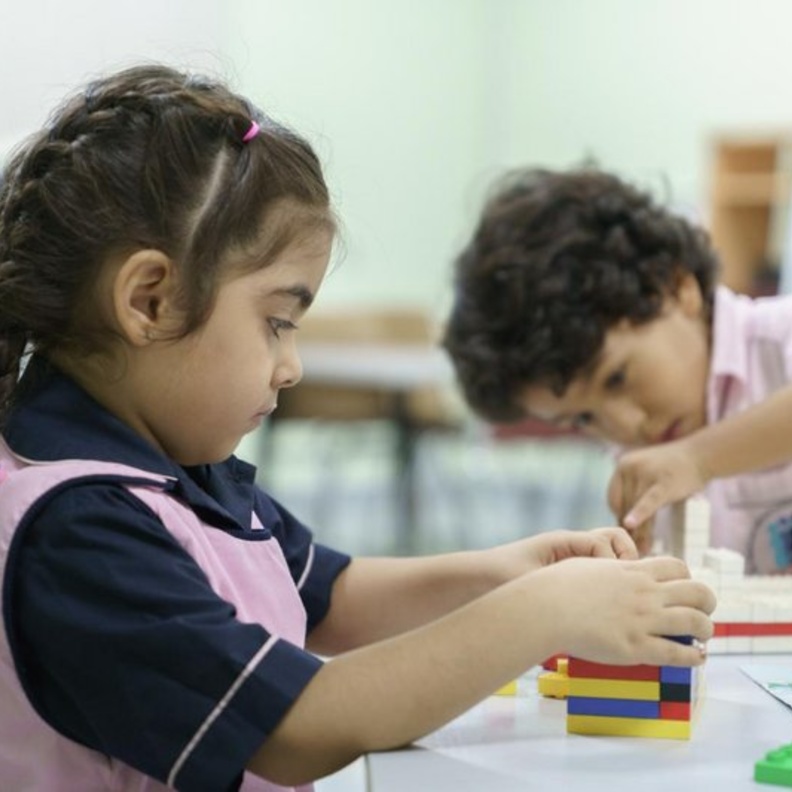 تفعيل مبادرات مشروع التعلم الرقمي في مدرسة بنات بالطائف