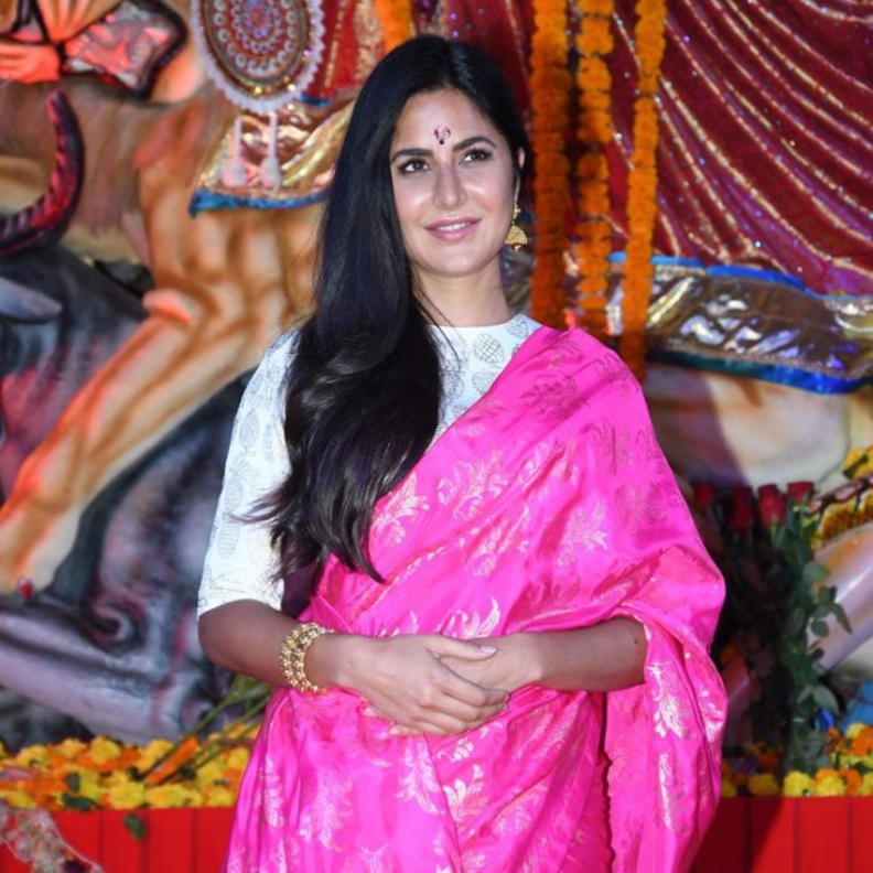 كاترينا كيف ومشاهير بوليوود يشاركون في احتفالات فدورغا بوجا