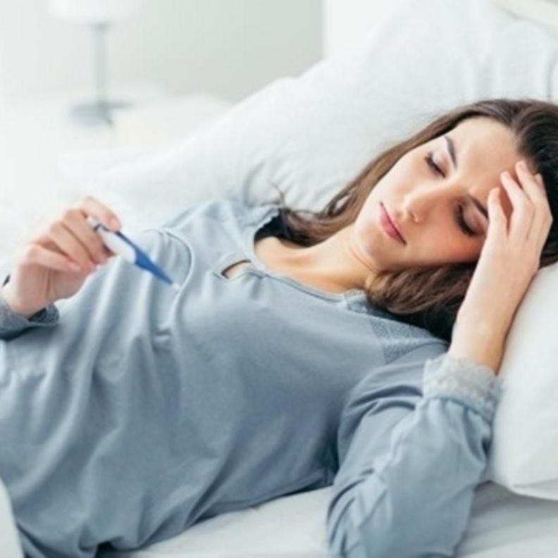 الحمى من أبرز أعراض التهاب اللوزتين المزمن عند الكبار