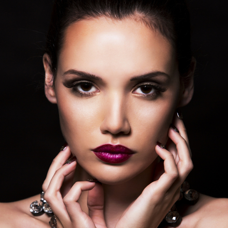 أحمر الشفاه بالألوان الداكنة موضة شتاء 2019