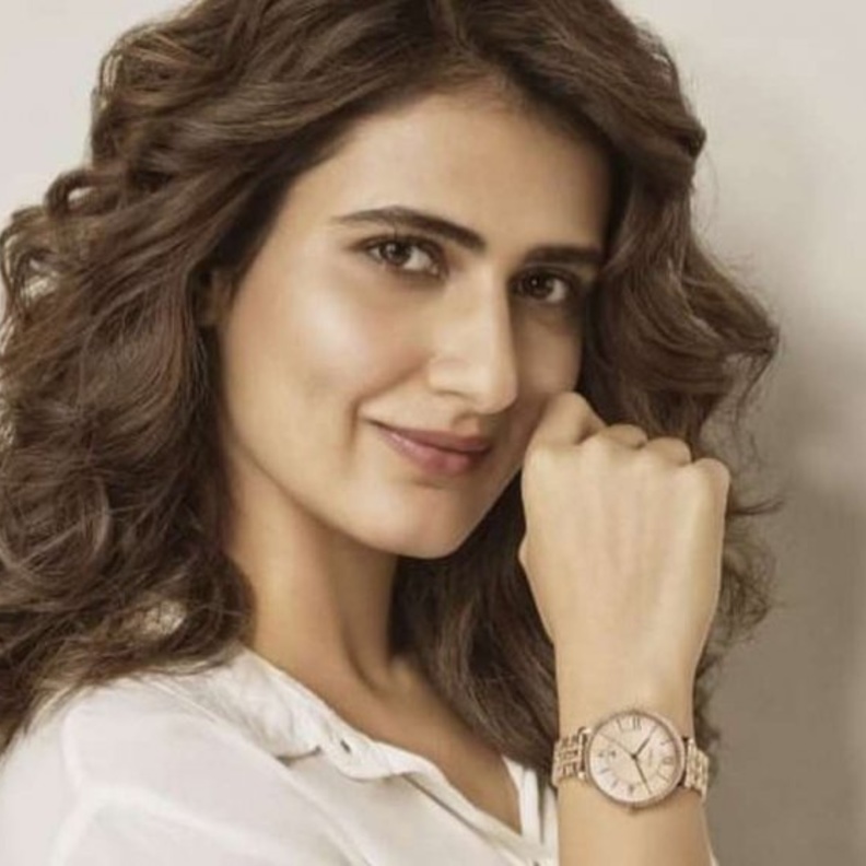 فاطمة سانا شيخ تحصل على جائزة أيقونة الشباب