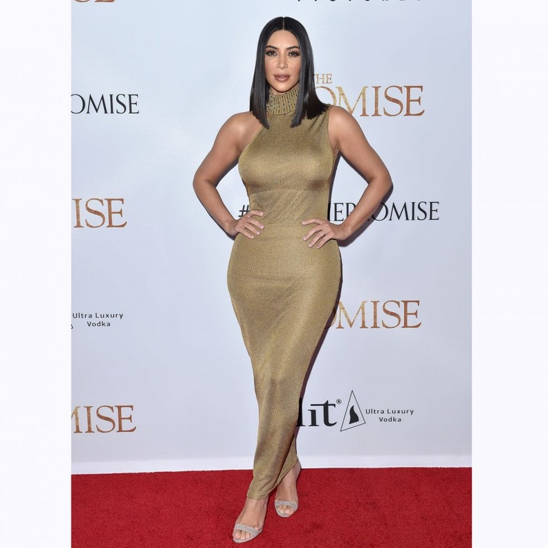 كيم كارداشيان ‏kim Kardashian‏ تتألق بجاكيت شبابية باللون الأزرق من دار ‏Louis Vuitton