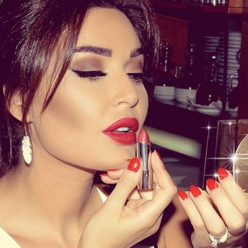 نجمات يلجأن لوضع المكياج بانفسهن في مرات عديدة