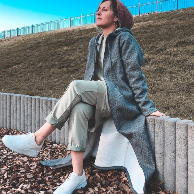 صوفيا غودسون بطلة خريفية مبهجة بالألوان من فندي