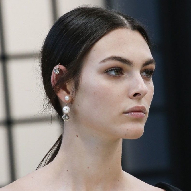 _الأقراط المتناقضة من الكسندر ماكوين