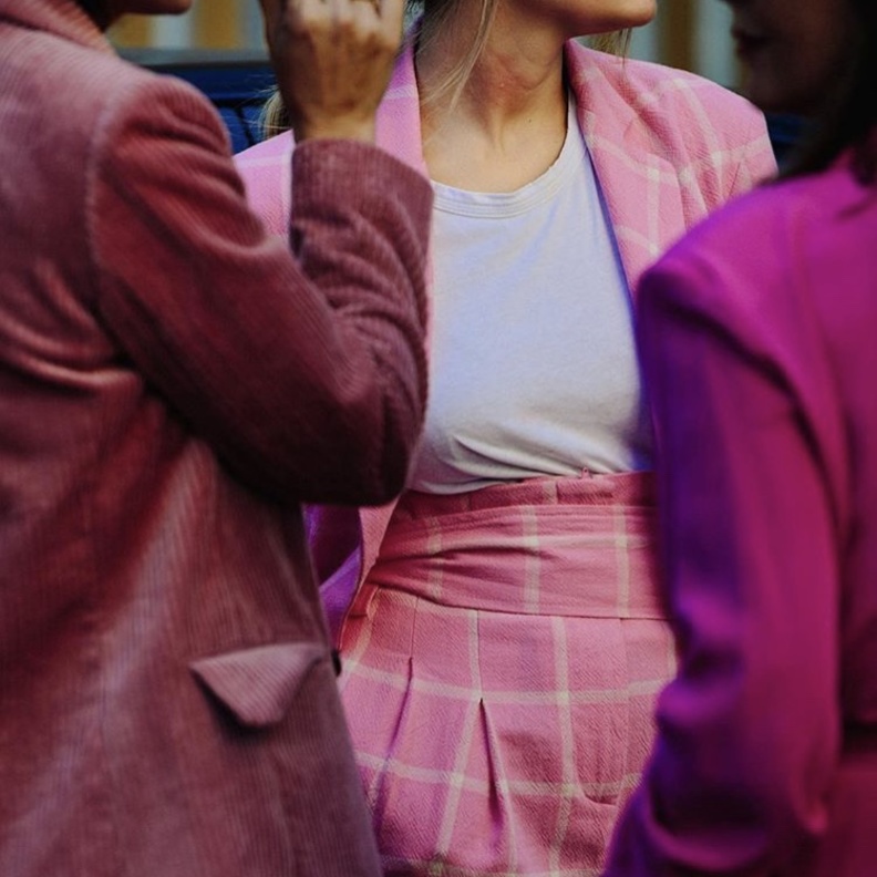 لوني اطلالتك باللون الوردي