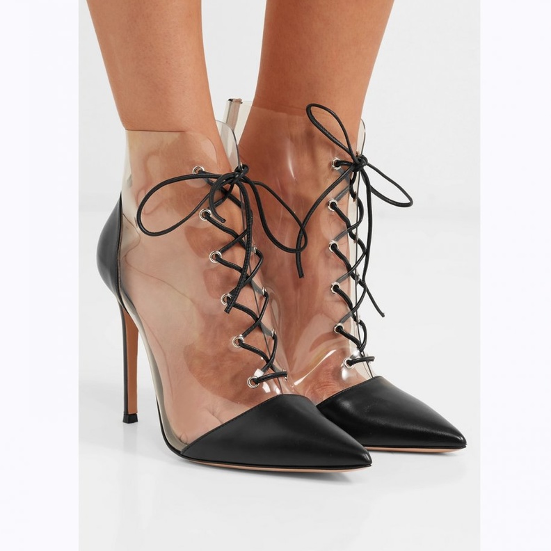  Miu Miu حذاء مزود بالأربطة باللون الأحمر من