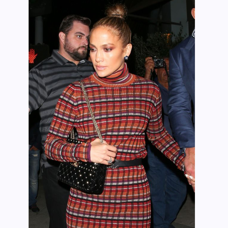 من الناحية الجمالية رفعت شعرها على شكل كعكة مشدودة