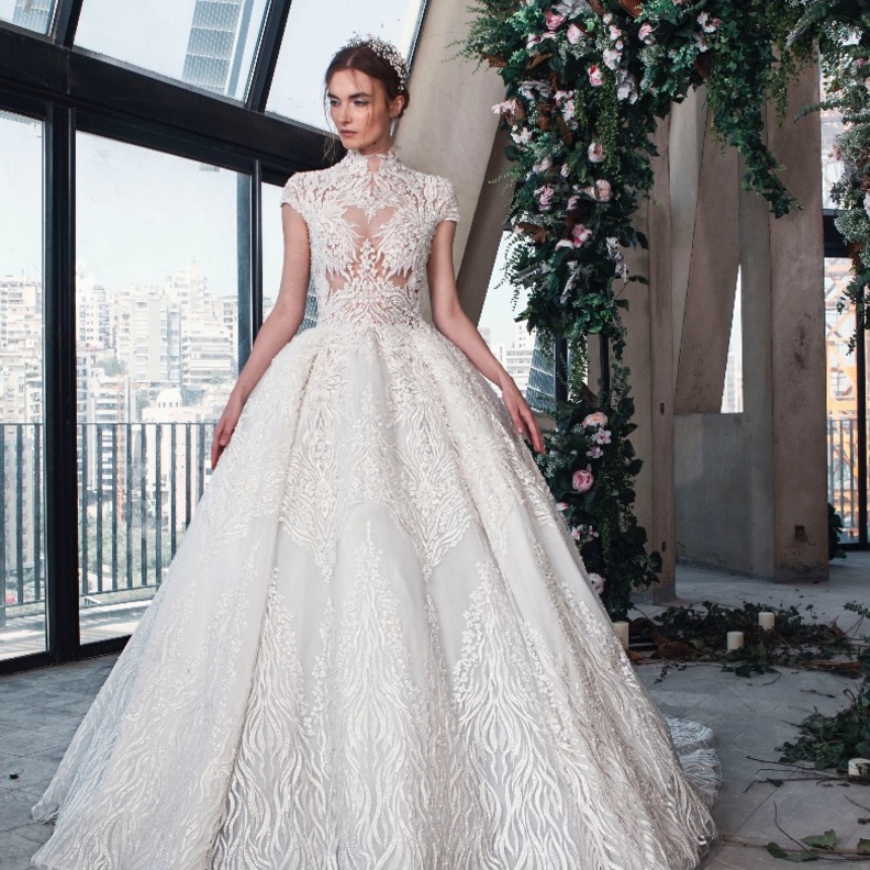 فستان زفاف بالتنورة المستقيمة من مجموعة جورج حبيقة لخريف 2019 