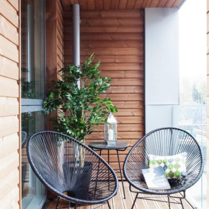 ديكورات رائعة من أحواض النباتات لشرفة منزل صغيرة المساحة