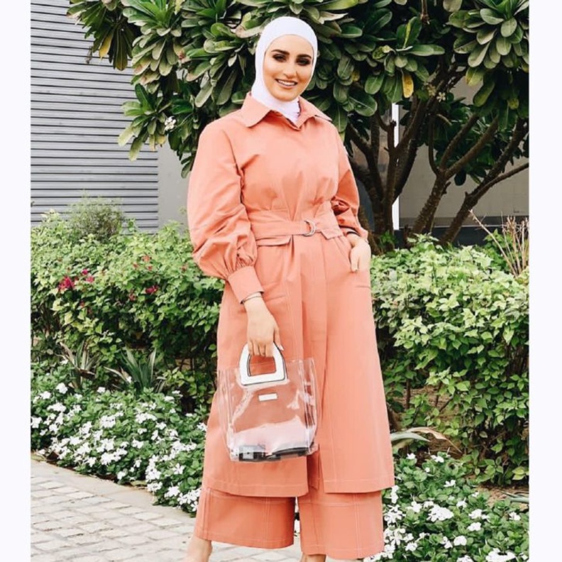 موضة الجمبسوت الواسع والمحدّد من الخصر بأسلوب دلال الدوب