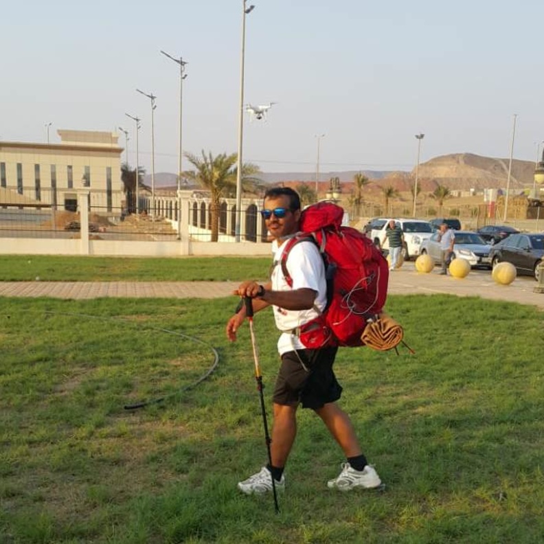 الرحالة ياسر الحميد ومحاربة سرطان الثدي سيرا على الأقدام