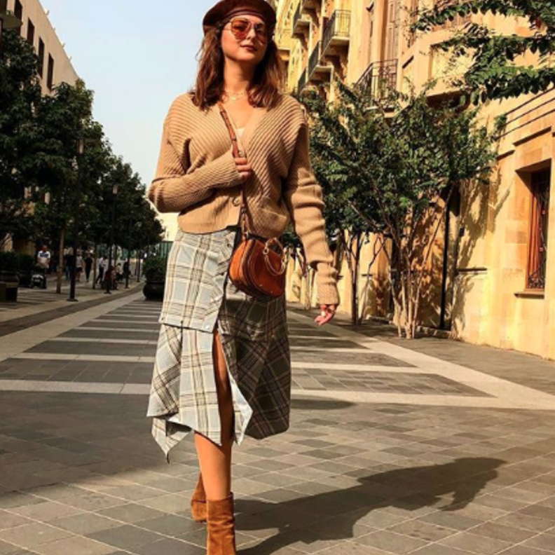 لوك كاجوال صباحي في التنورة والتيشيرت اعتمدته مريم سعيد