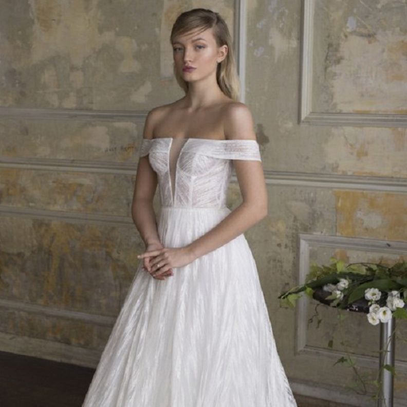 فساتين زفاف بأكمام منسدلة