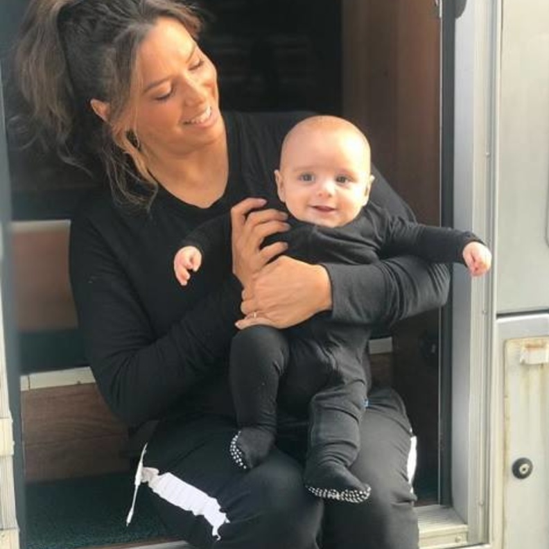 إيفا لونغوريا تشارك متابعيها صورة مع طفلها سانتياغو بأناقة متطابقة بالأسود