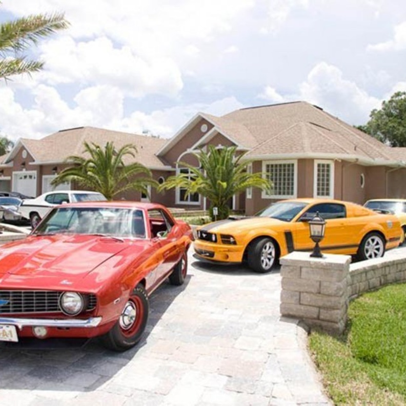 جانب من أسطول السيارات التي يمتلكها نجم المصارعة جون سينا